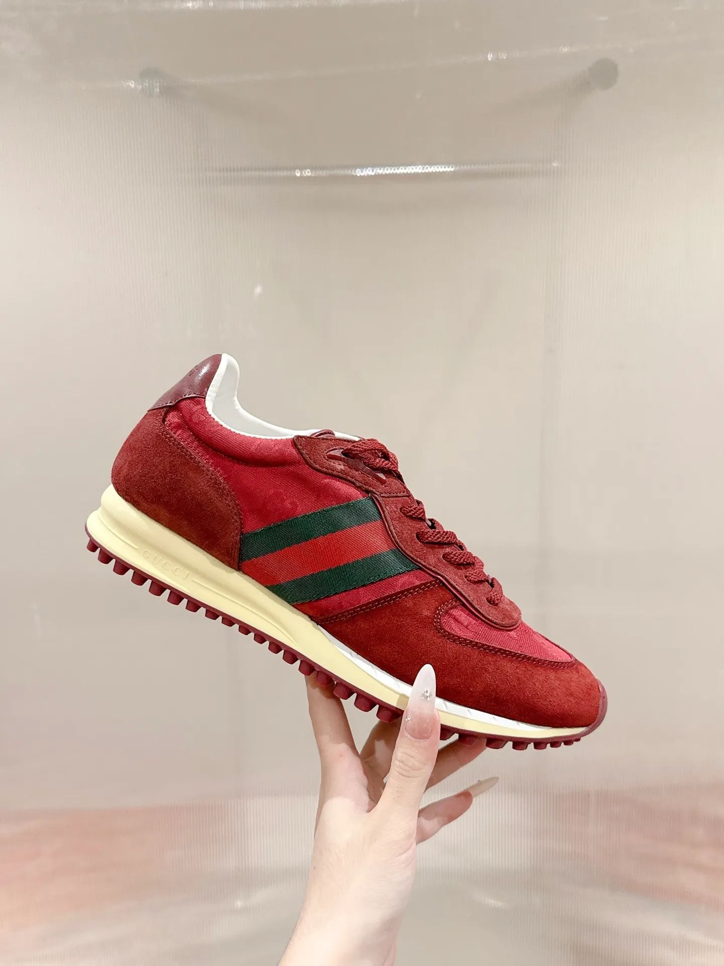p700🐮🐮 GUCCI 2025 latest spring and summer catwalk style sports shoes Forrest Gump shoes 25 super popular show items with high appearance rate and many celebrities and Internet celebrities. The classic shoe design uses innovative stitching technology to create a water-like flowing texture. Super comfortable on the feet. Leather splicing and breathable logo fabric with classic green and red webbing embellishment. All show the brand tone (buttons are removable) original molded combination outsole ▪️Size: Male 39-44 (Male 45, customized, non-returnable)
